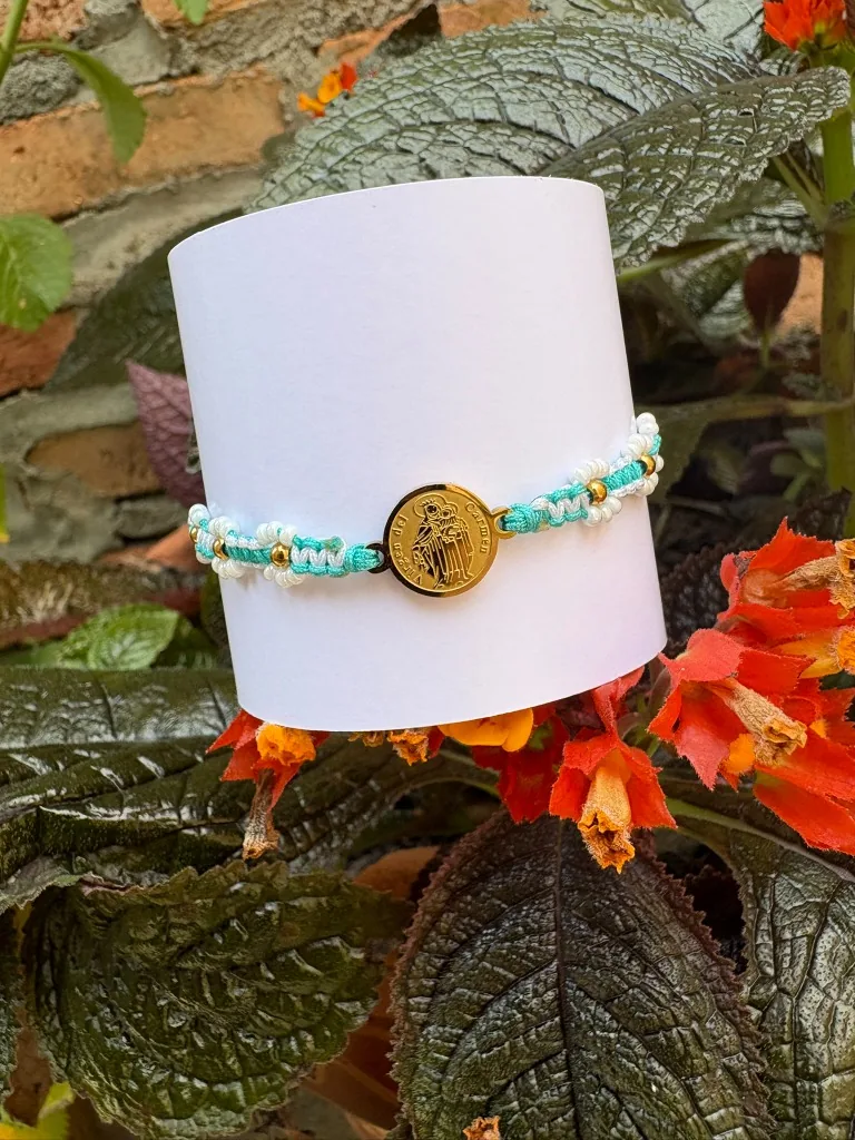 Pulsera Virgen del Carmen con Flores Tejidas - Accesorio artesanal hecho a mano en Colombia por Bunu Shop